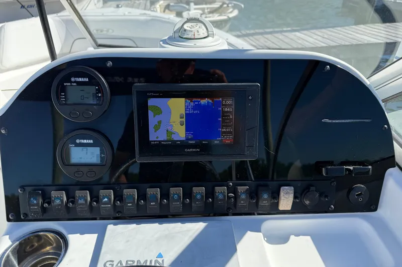 Slide: The Image of Dashboard of a 2017 Sea Hunt Escape 211 LE with Garmin navigation system. - 19