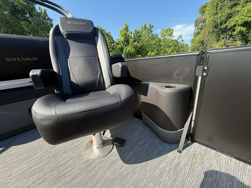 Slide: The Image of Sylvan X3 CLZ DH 2026 boat seat with armrests and cup holder. - 10