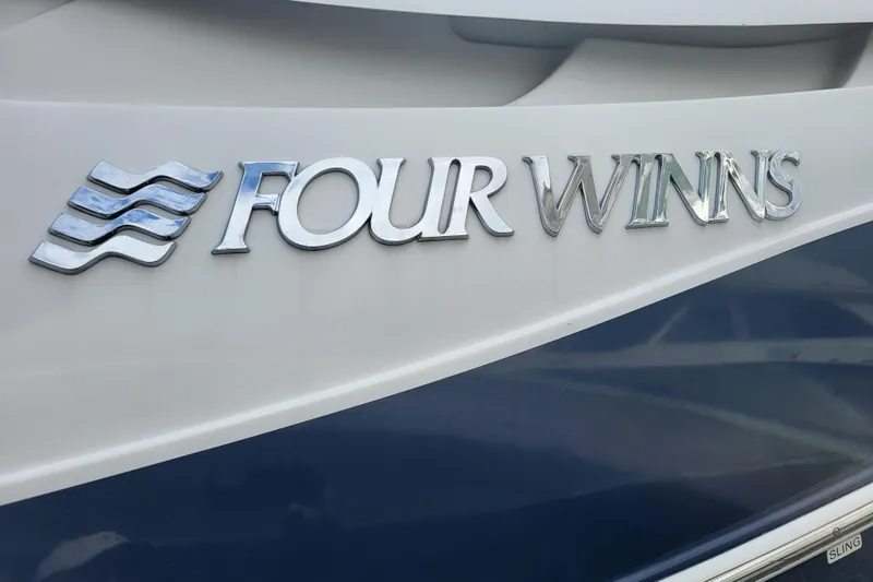 Slide: The Image of 2006 Four Winds Vista 348 boat logo on a sleek blue and white hull. - 19