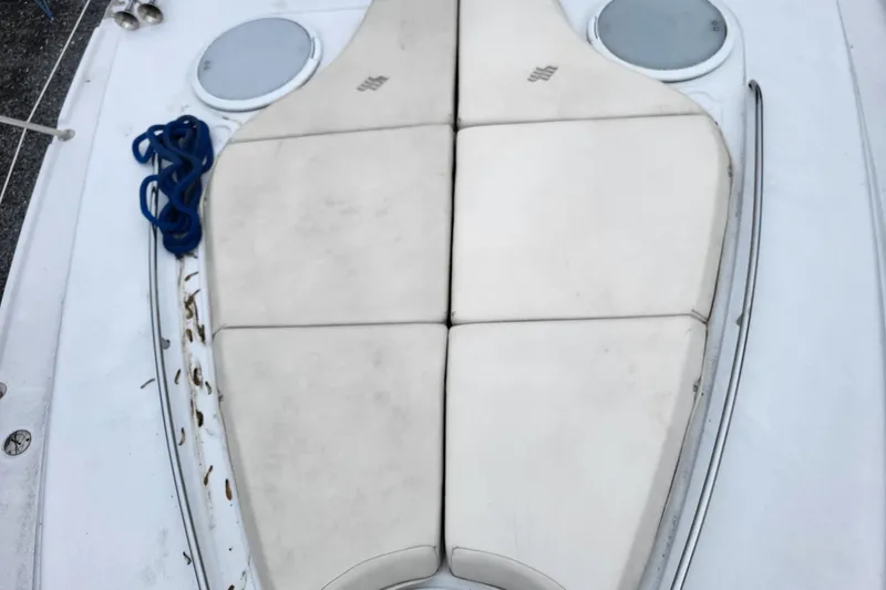 Slide: The Image of 2006 Four Winns 348 Vista boat deck with cushioned seating and blue rope. - 46