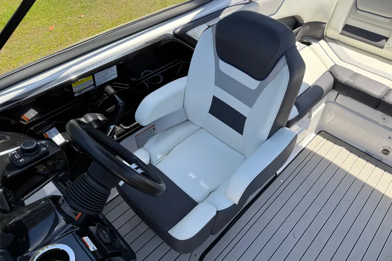 Slide: The Image of Captain's seat and helm of 2020 Yamaha Boats 212S, featuring sleek design and controls. - 18