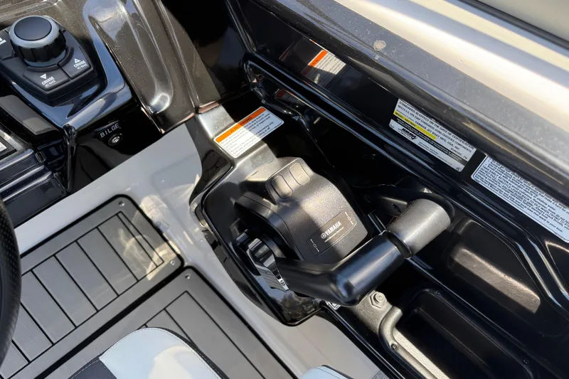 Slide: The Image of 2020 Yamaha Boats 212S control panel and throttle lever detail. - 21