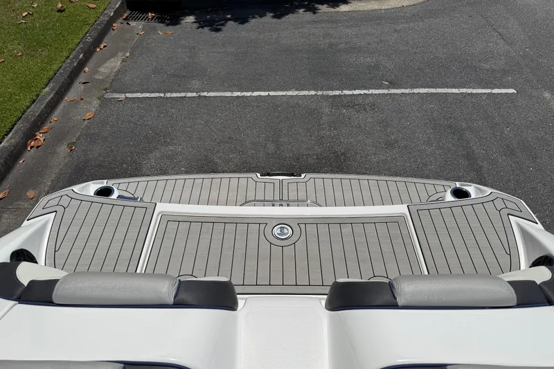 Slide: The Image of 2020 Yamaha Boats 212S swim platform with sleek design and integrated cup holders. - 24