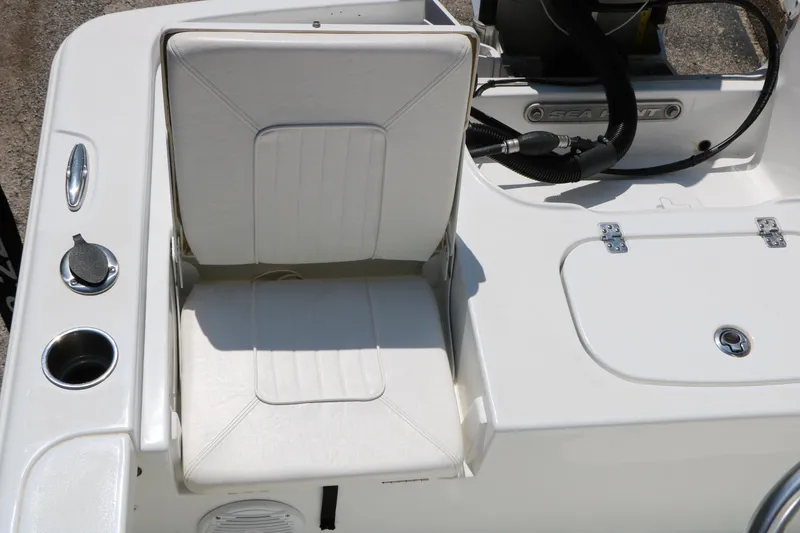 Slide: The Image of 2016 Sea Hunt BX 22 BR boat seat and console detail. - 34
