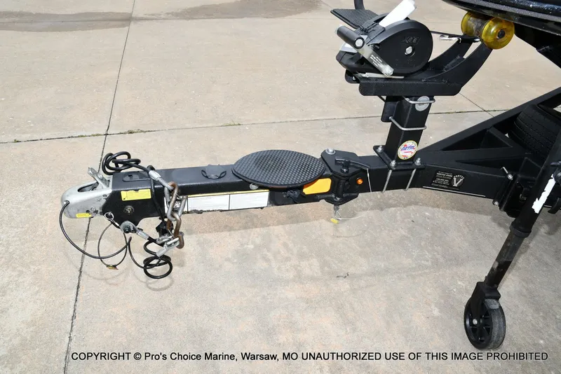 Slide: The Image of Trailer hitch of a 2020 Nitro Z19 Pro boat. - 31