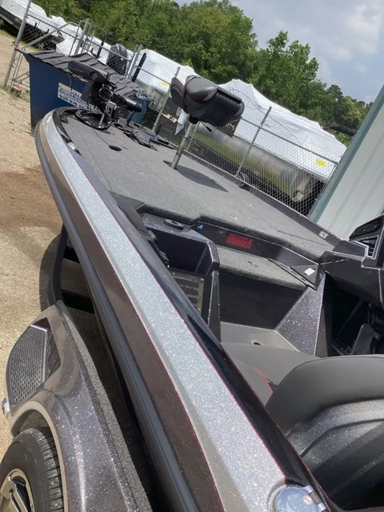 Slide: The Image of 2025 Ranger Z520R boat with sleek design and features. - 10