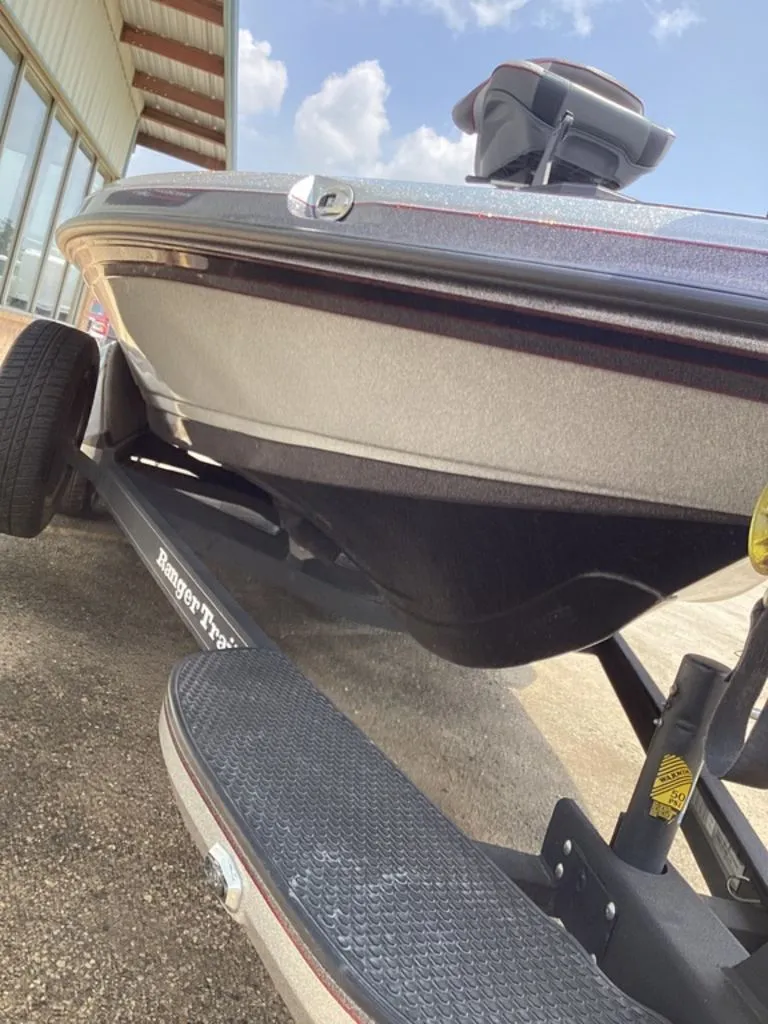 Slide: The Image of 2025 Ranger Z520R boat on trailer, side view. - 15