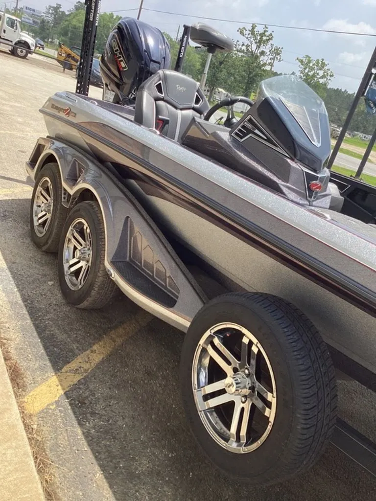 Slide: The Image of 2025 Ranger Z520R boat with trailer in parking lot. - 17