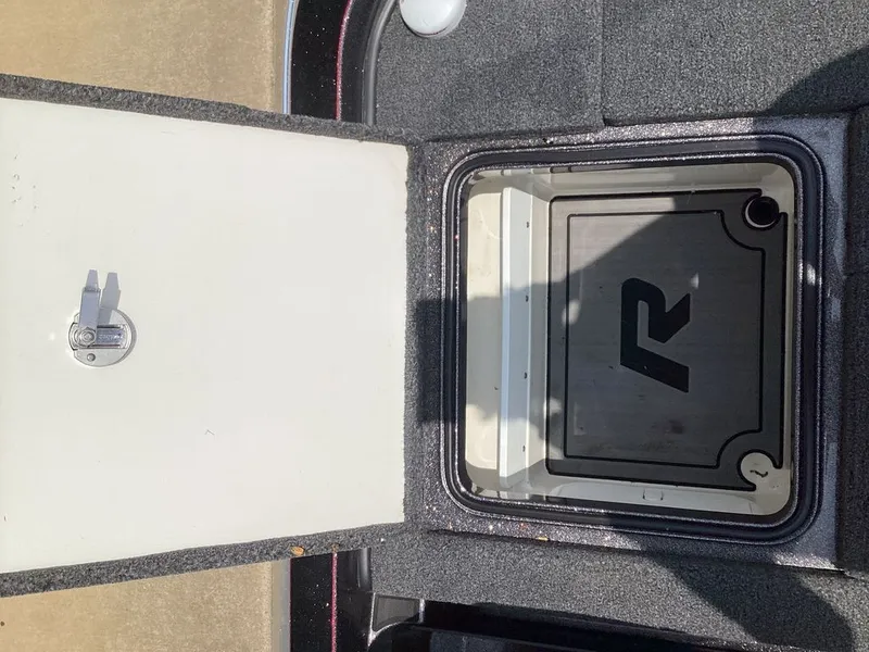 Slide: The Image of Ranger Z520R 2025 boat hatch with logo. - 22