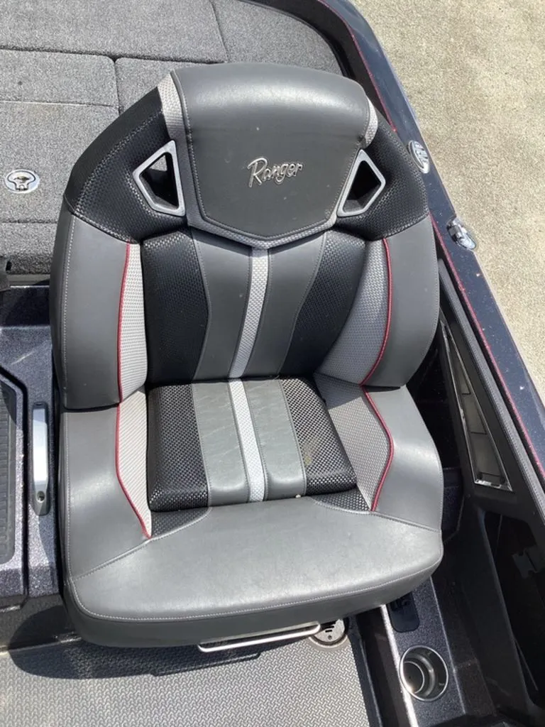 Slide: The Image of 2025 Ranger Z520R boat seat with modern design and upholstery. - 28