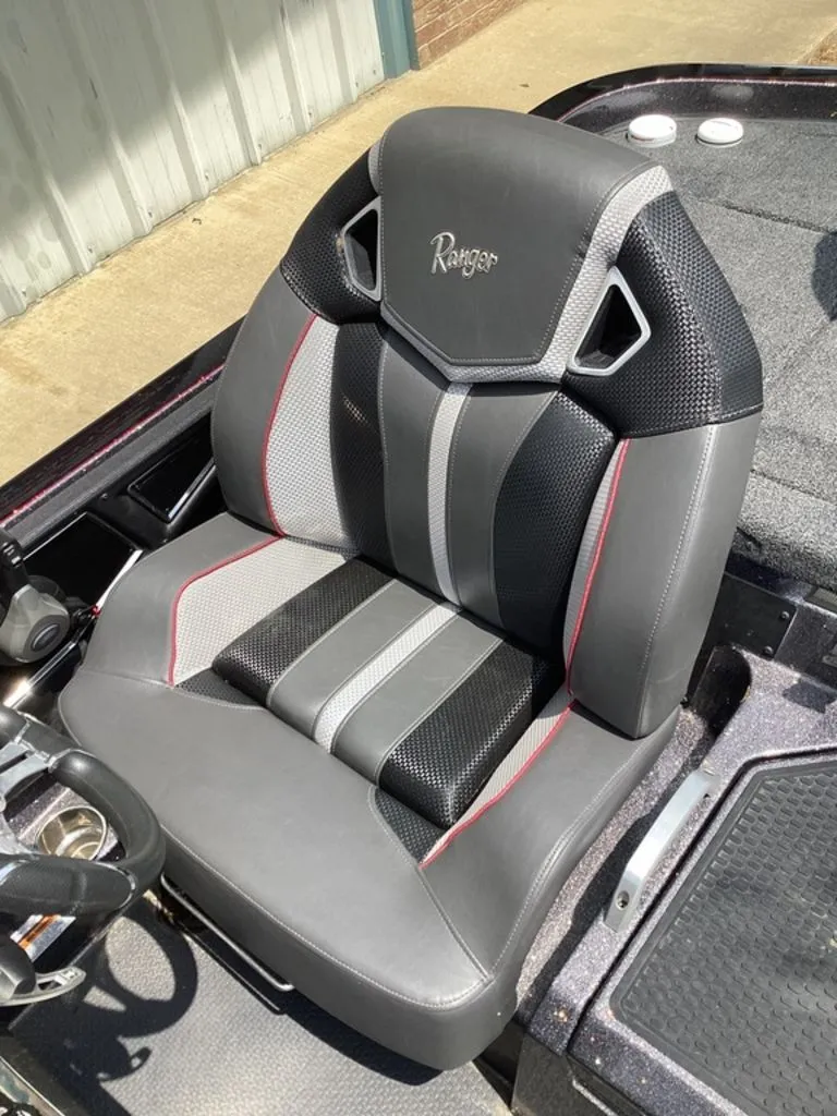 Slide: The Image of 2025 Ranger Z520R boat seat with modern design. - 29