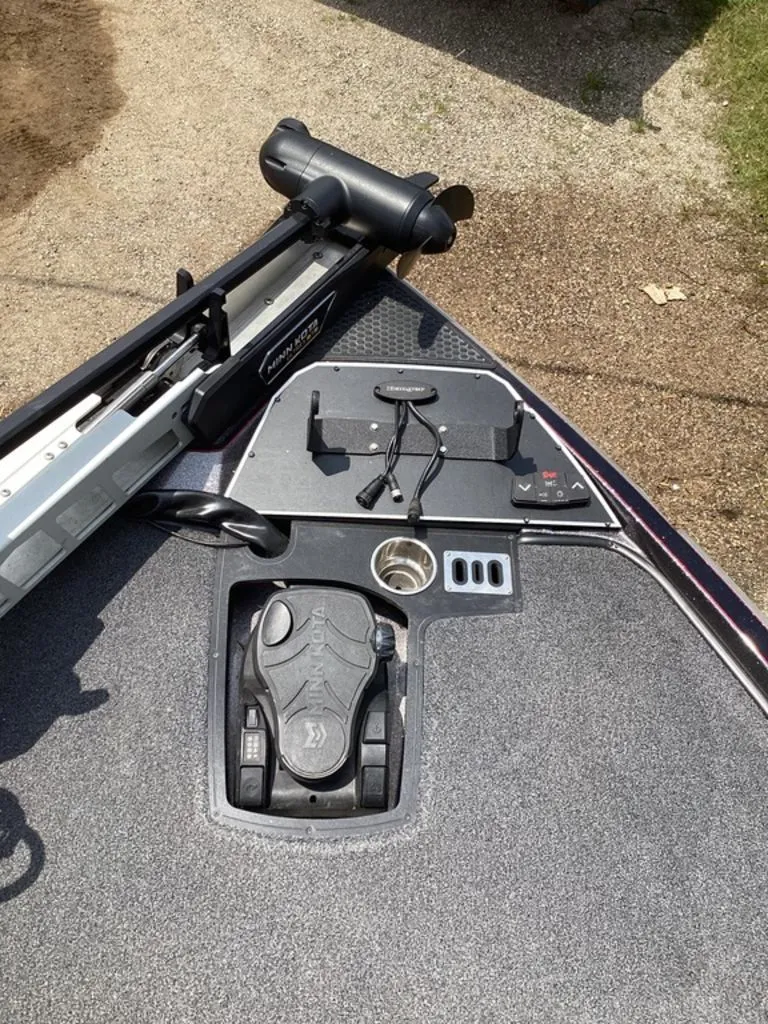 Slide: The Image of Ranger Z520R 2025 boat control with Minn Kota trolling motor. - 48