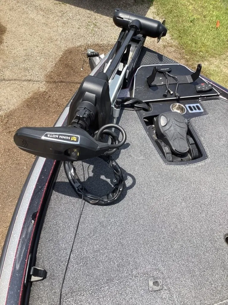 Slide: The Image of 2025 Ranger Z520R boat with Minn Kota trolling motor. - 49