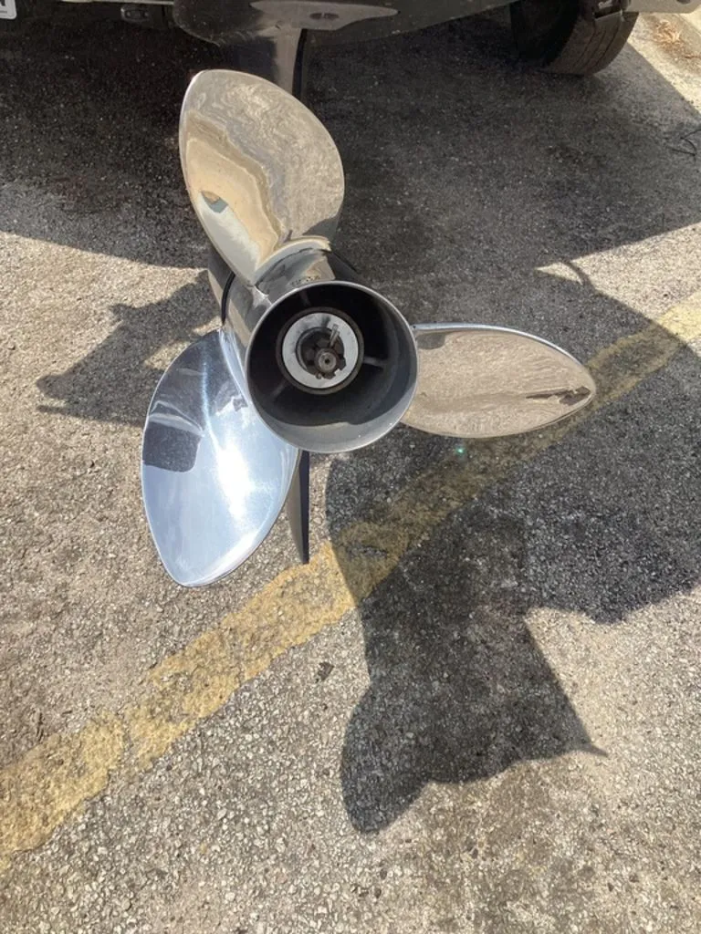 Slide: The Image of Ranger Z520R 2025 boat propeller photographed on asphalt. - 5
