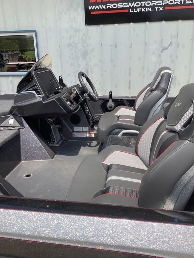 Slide: The Image of Interior of a 2025 Ranger Z520R boat at Ross Motorsports. - 9