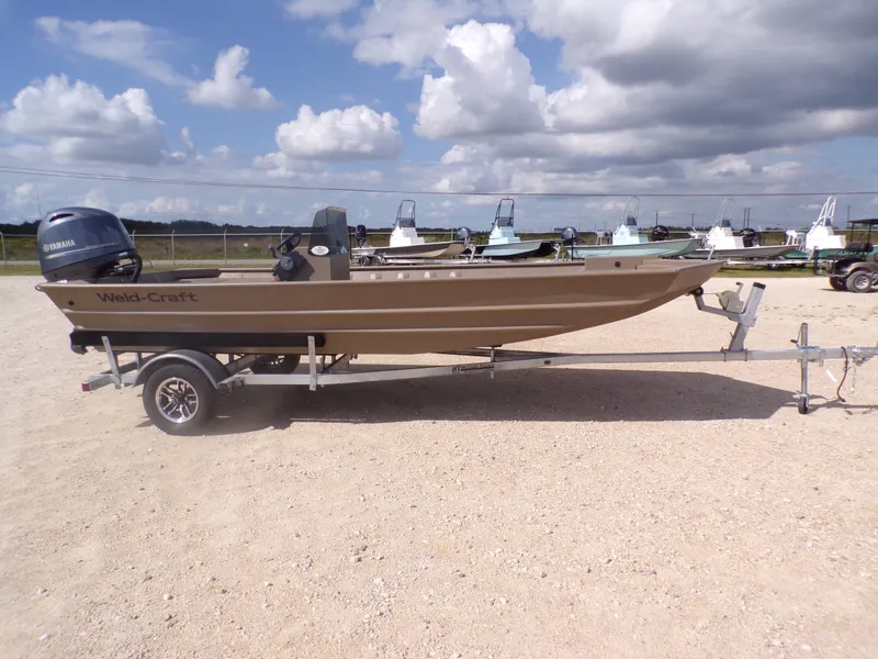 Slide: The Image of 2026 Weldcraft 1850 MUVDD SP DLX CC FO boat on trailer. - 10