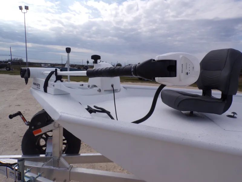 Slide: The Image of 2026 Xpress XP20CC boat with Minn Kota trolling motor. - 29