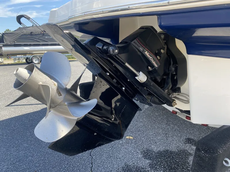 Slide: The Image of Chaparral 226 SSi 2012 boat drive with propeller. - 13