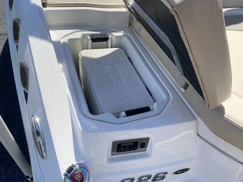 Slide: The Image of Chaparral 226 SSi 2012 with built-in cooler compartment. - 18