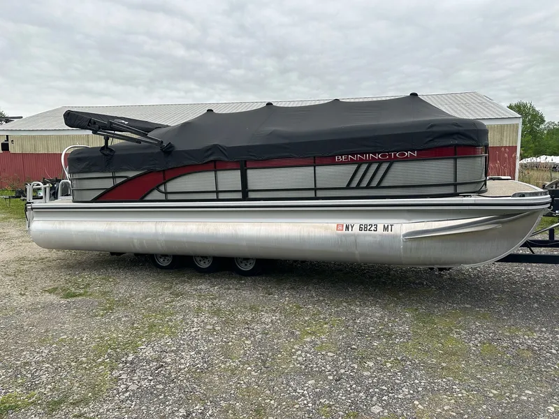 The Image of 2022 Bennington 23 LSR pontoon boat with cover on trailer. - 1