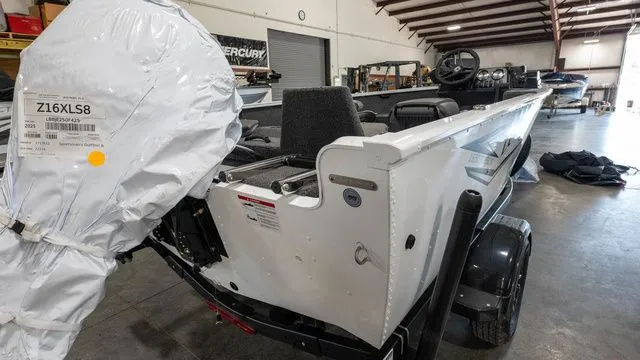 Slide: The Image of Lund 1650 Rebel XL SS 2025 - 4