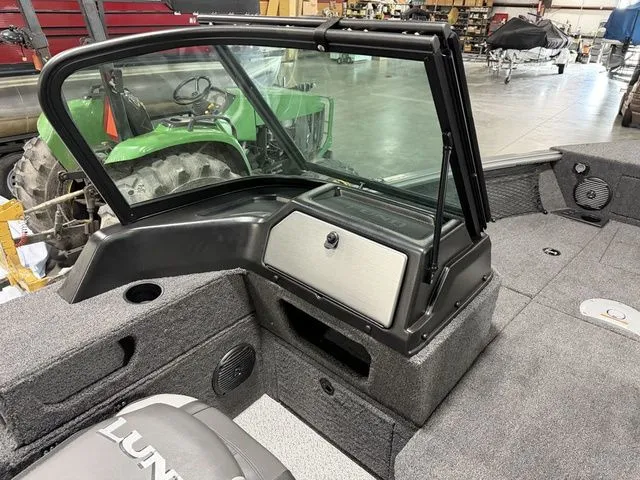 Slide: The Image of Lund 1775 Impact XS Sport 2026 - 10