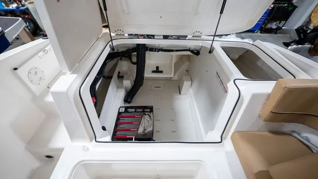 Slide: The Image of Bayliner VR5 Bowrider OB 2024 - 11