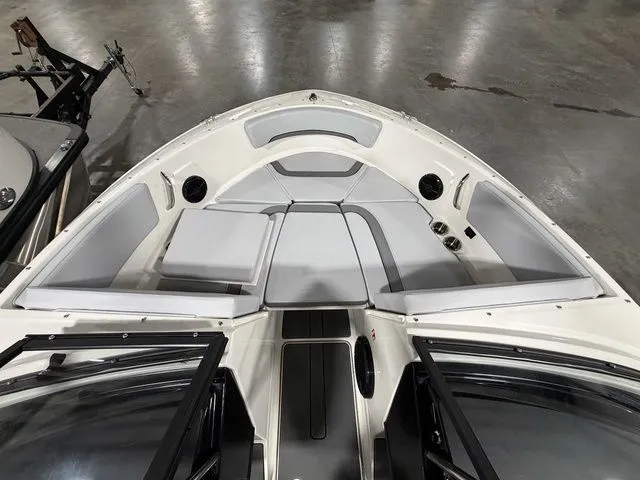 Slide: The Image of Bayliner V20 2026 - 12