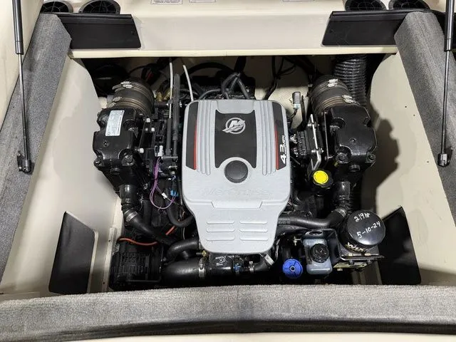 Slide: The Image of Sea Ray 205 Sport 2010 - 8