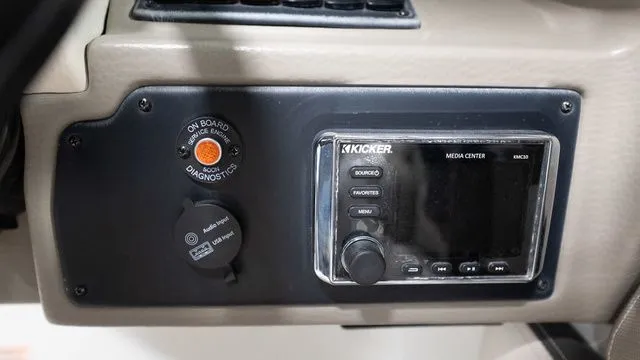 Slide: The Image of Crownline Boats E 255 2020 - 13