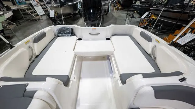 Slide: The Image of Bayliner Element E18 2026 - 15