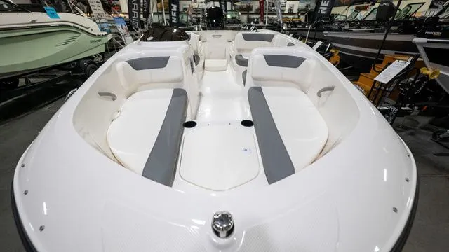 Slide: The Image of Bayliner Element E18 2026 - 4