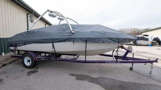The Image of Crownline Boats 202 BR 2000 - 1