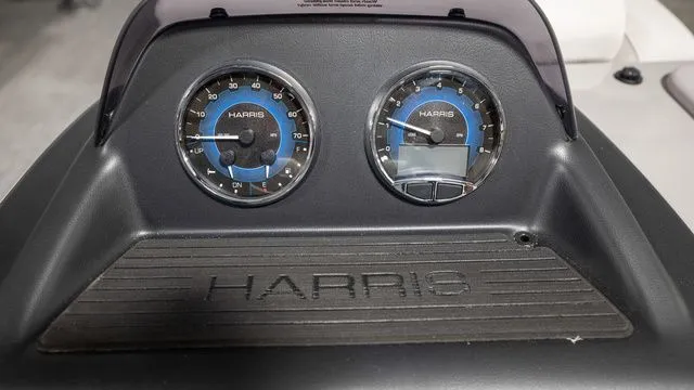 Slide: The Image of Harris Cruiser 230 FC 2026 - 10