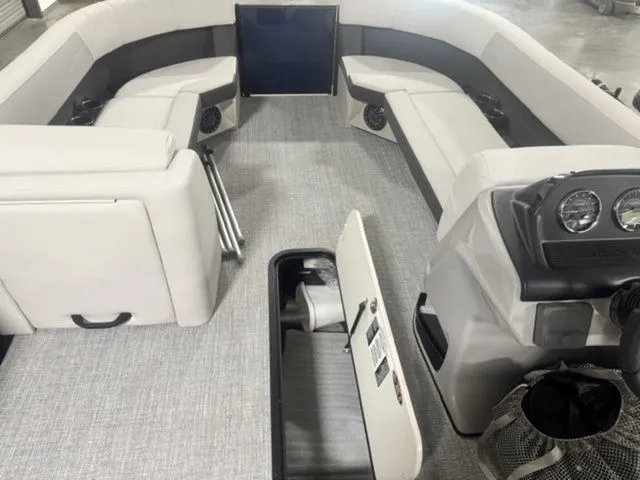Slide: The Image of Harris Cruiser 230 SLDH 2026 - 14
