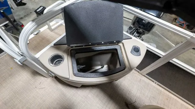 Slide: The Image of Sun Tracker Bass Buggy 18 DLX 2022 - 10