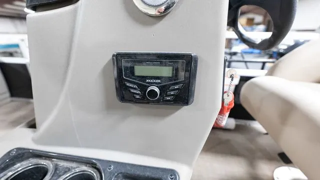 Slide: The Image of Sun Tracker Bass Buggy 18 DLX 2022 - 11