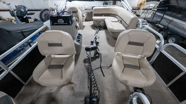 Slide: The Image of Sun Tracker Bass Buggy 18 DLX 2022 - 14