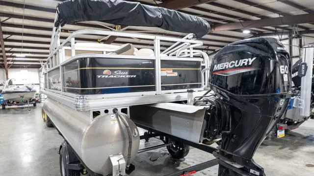 Slide: The Image of Sun Tracker Bass Buggy 18 DLX 2022 - 3