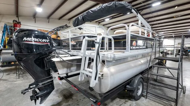 Slide: The Image of Sun Tracker Bass Buggy 18 DLX 2022 - 6