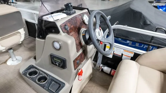 Slide: The Image of Sun Tracker Bass Buggy 18 DLX 2022 - 8
