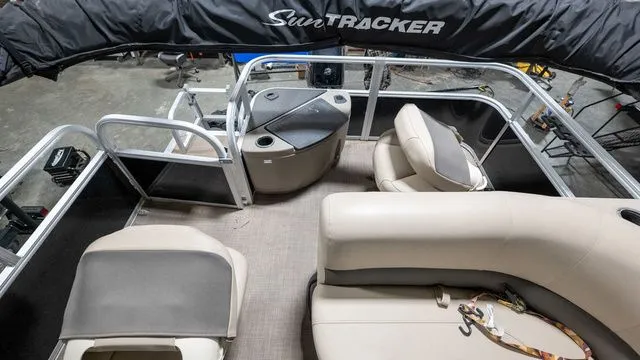 Slide: The Image of Sun Tracker Bass Buggy 18 DLX 2022 - 9
