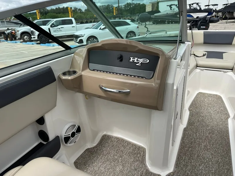 Slide: The Image of Interior of 2014 Chaparral 210 H20 FISH & SKI boat. - 17