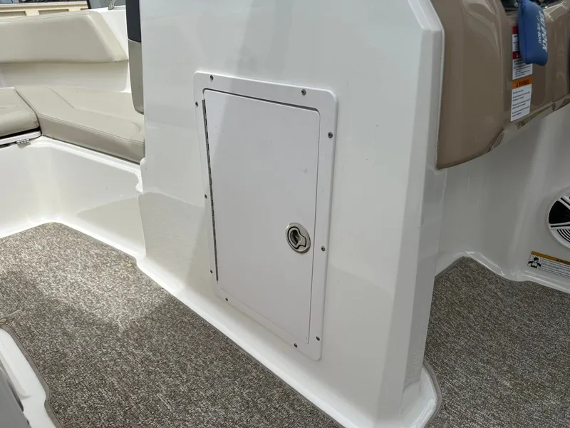 Slide: The Image of Interior of a 2014 Chaparral 210 H20 FISH & SKI boat. - 27