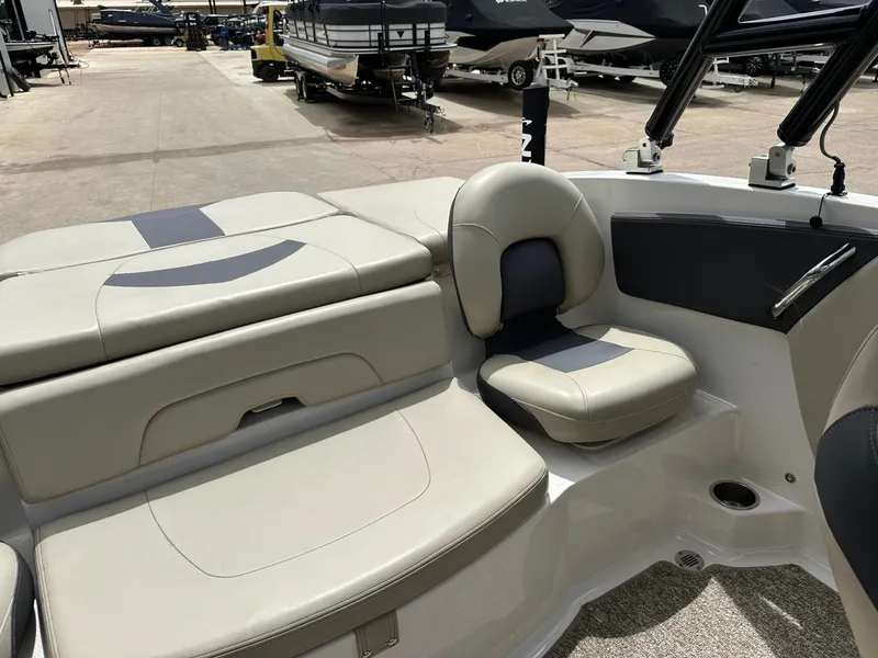 Slide: The Image of Interior of a 2014 Chaparral 210 H20 FISH & SKI boat. - 32