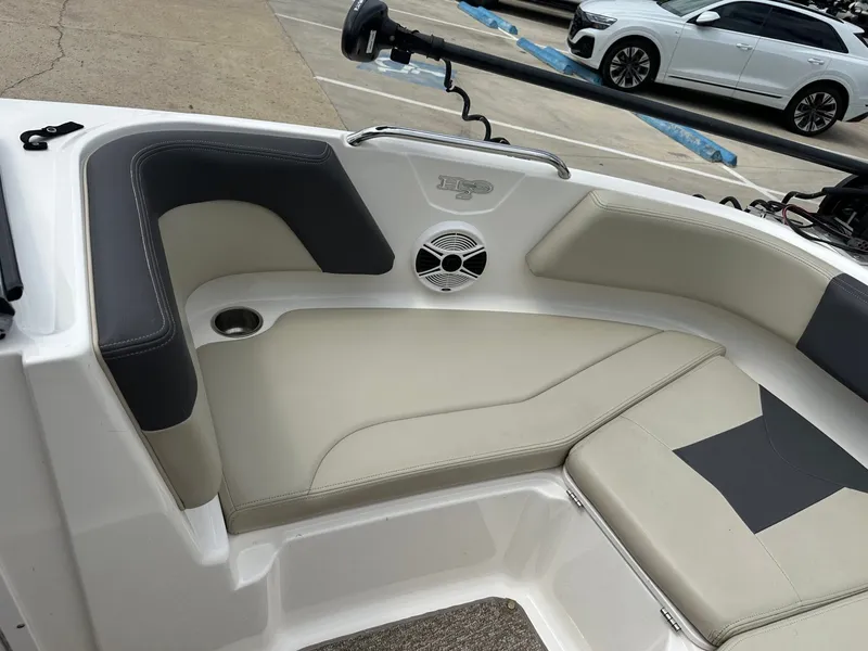 Slide: The Image of Interior of 2014 Chaparral 210 H20 FISH & SKI boat. - 34