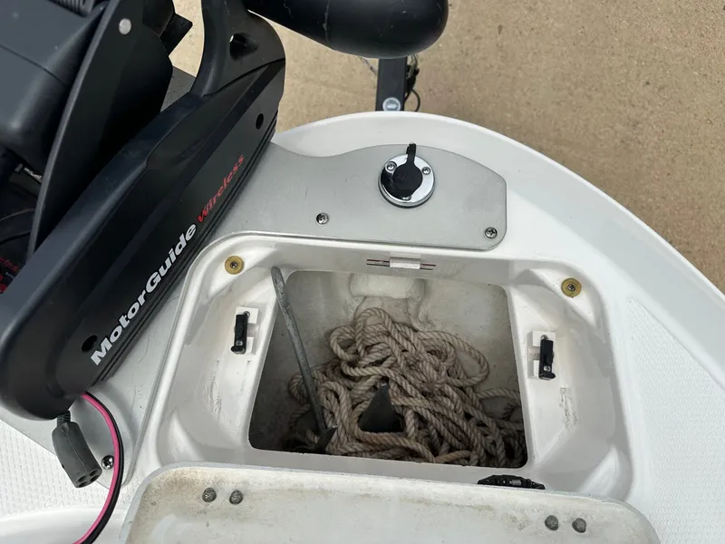 Slide: The Image of Chaparral 210 H20 boat with MotorGuide and rope compartment, year 2014. - 36