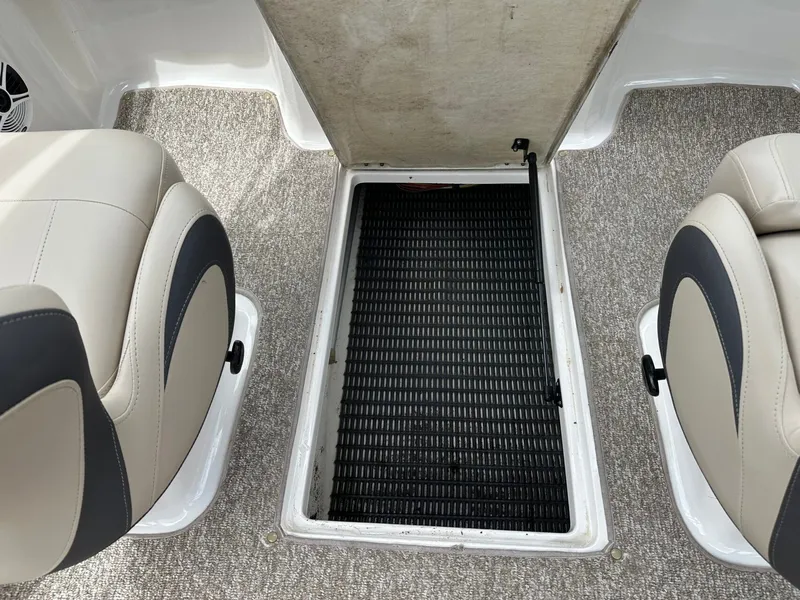 Slide: The Image of Interior of 2014 Chaparral 210 H20 FISH & SKI with storage compartment. - 37