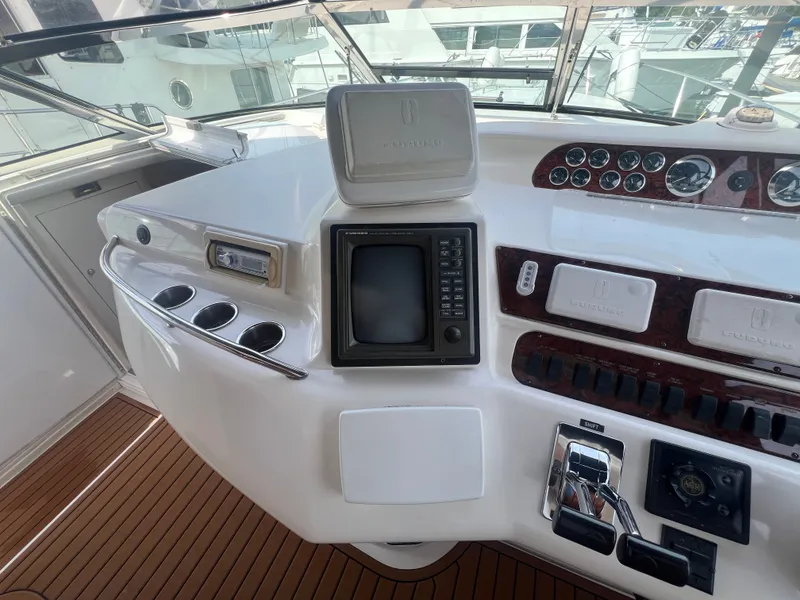 Slide: The Image of 1997 Sea Ray 450 yacht helm with navigation instruments. - 22