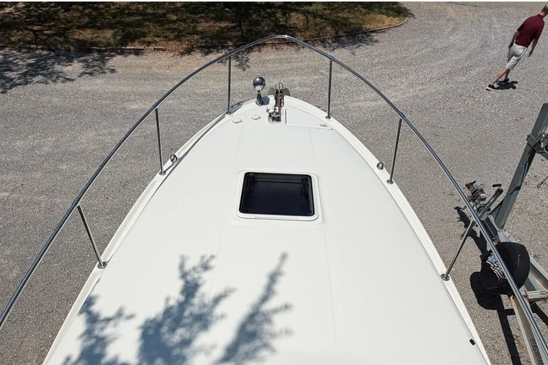 Slide: The Image of The image shows the foredeck of a 2000 Sea Ray 270 Sundancer with a hatch. - 31
